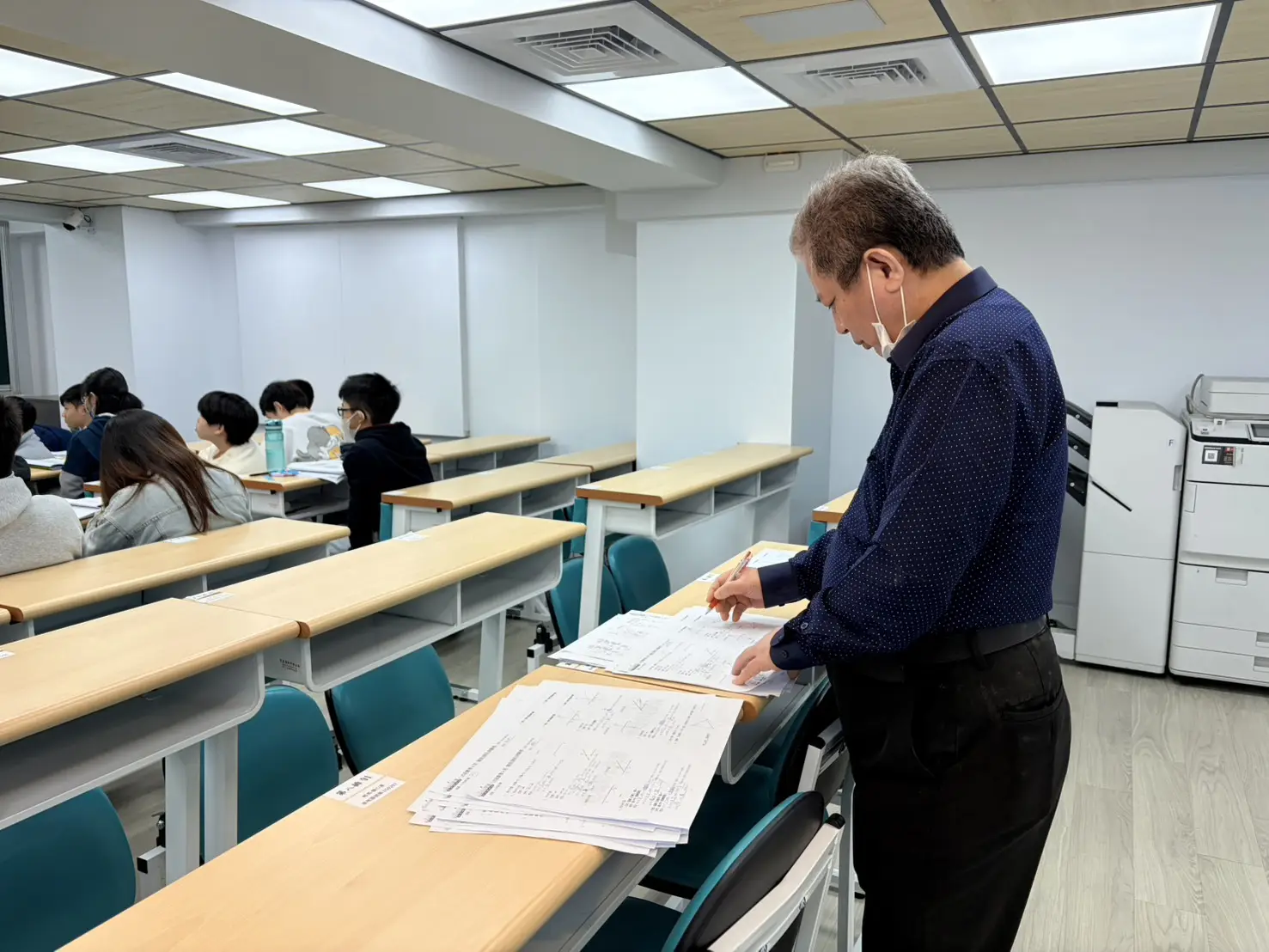 趨勢資優教育老師檢視學生作答